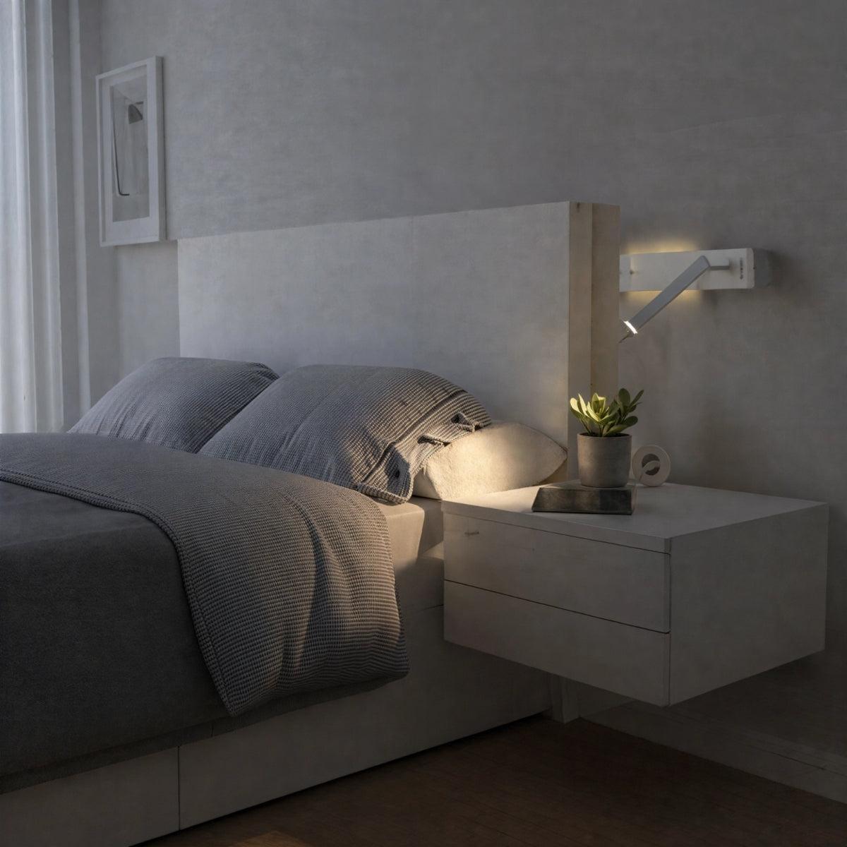 Applique da parete con braccio regolabile e fascio luminoso mirato integrato