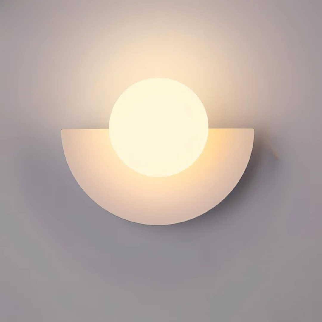 Applique LED minimalista con globo in vetro e base a mezzaluna