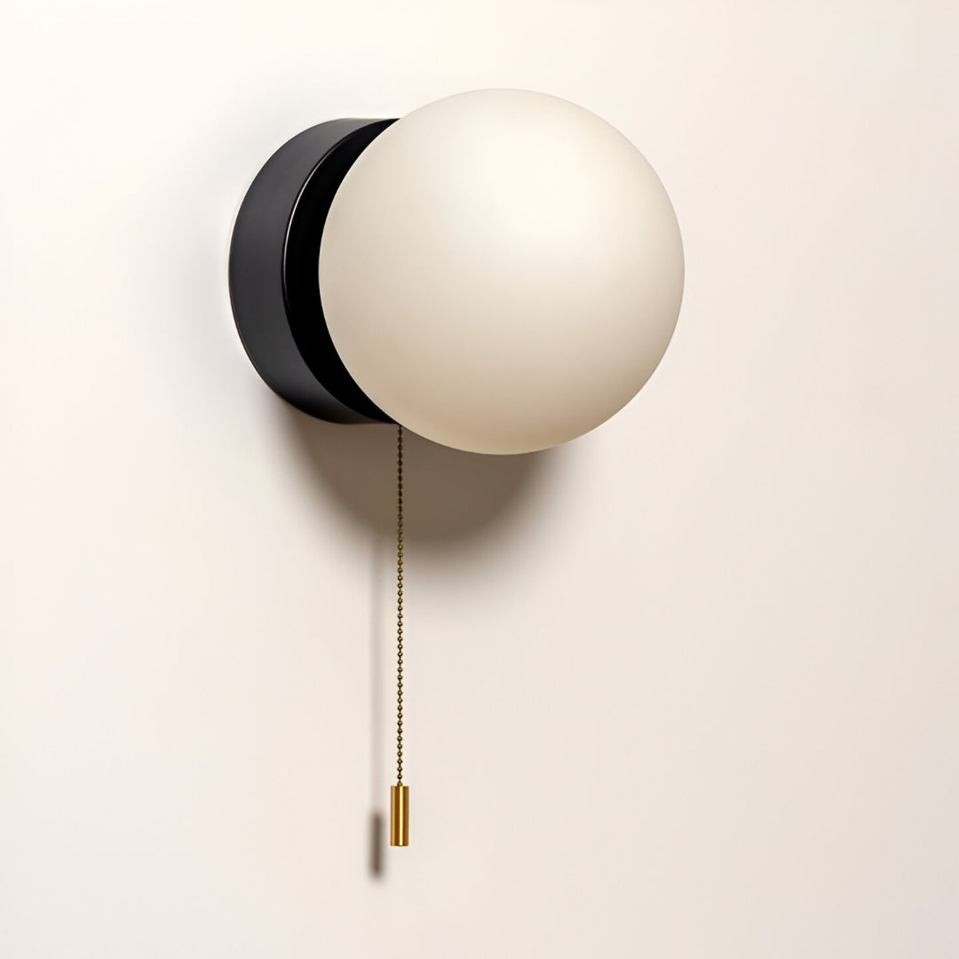 Applique LED nordica con globo in vetro satinato e cordicella