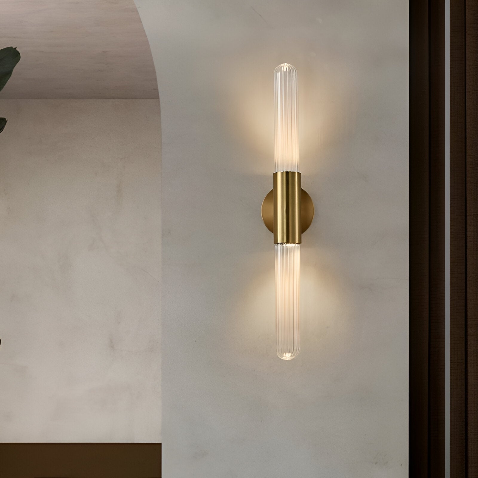 Applique LED verticale nordica in vetro rigato e ottone anticato