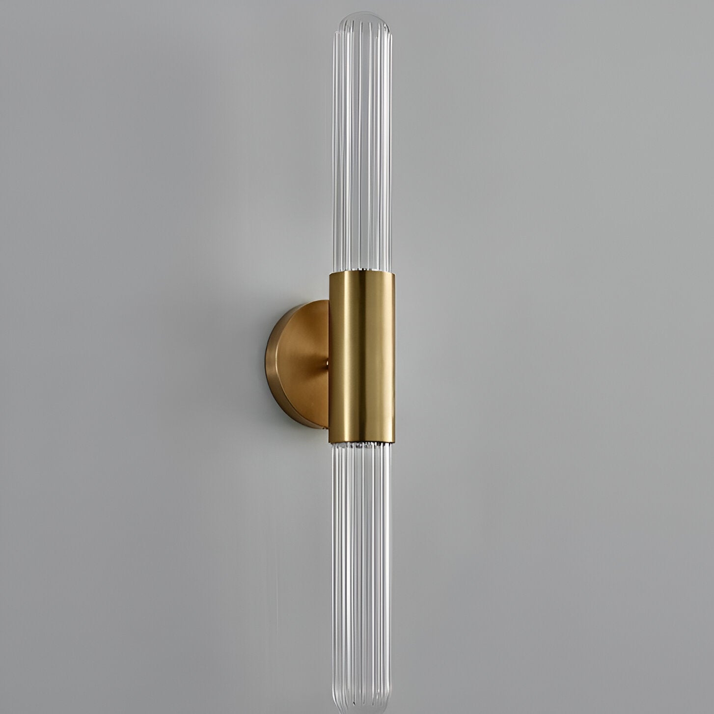 Applique LED verticale nordica in vetro rigato e ottone anticato