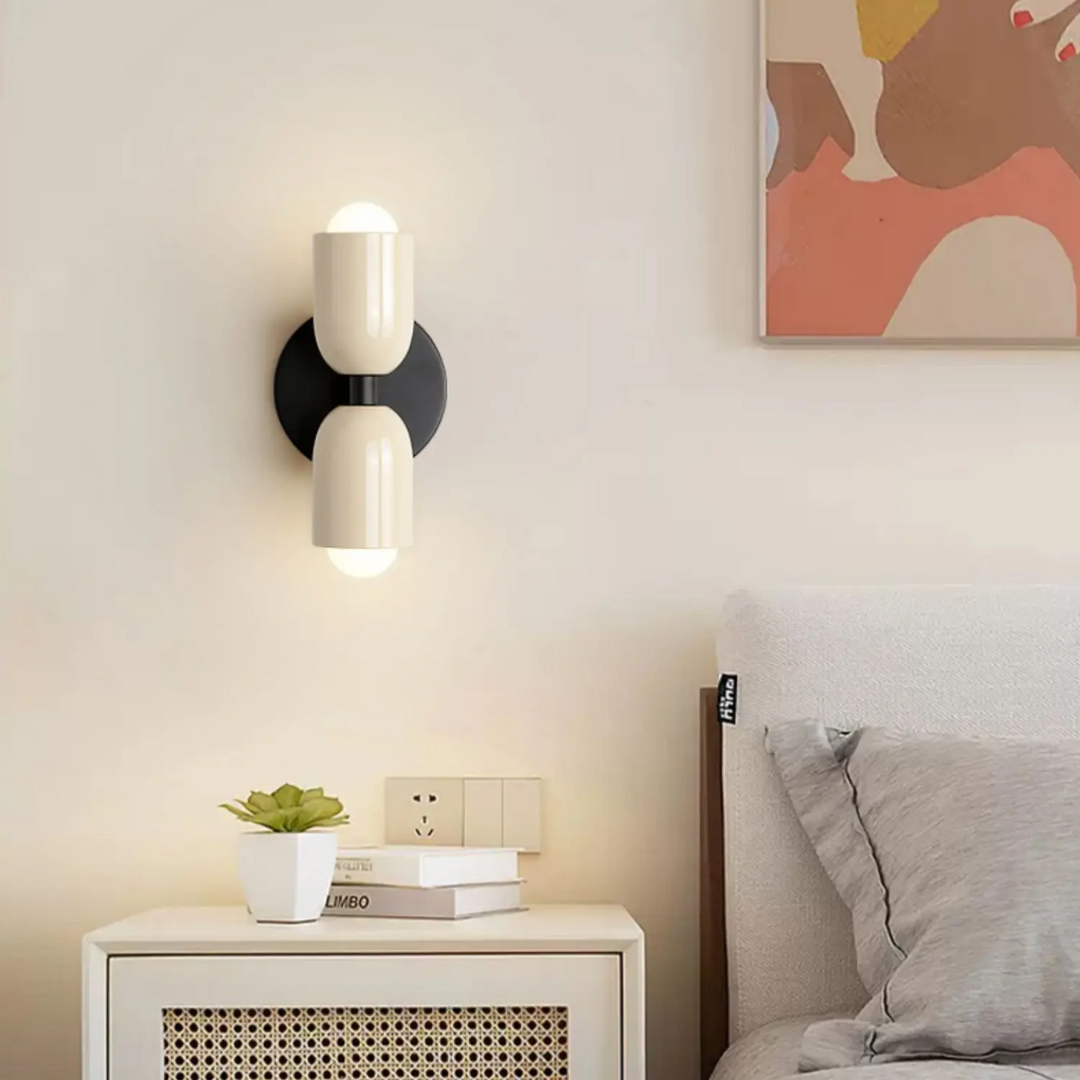 Applique mid century a due luci in metallo cilindrico, lampada da parete colorata