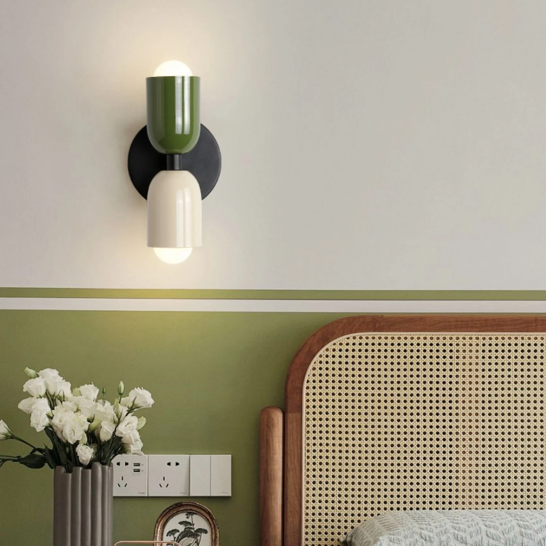 Applique mid century a due luci in metallo cilindrico, lampada da parete colorata