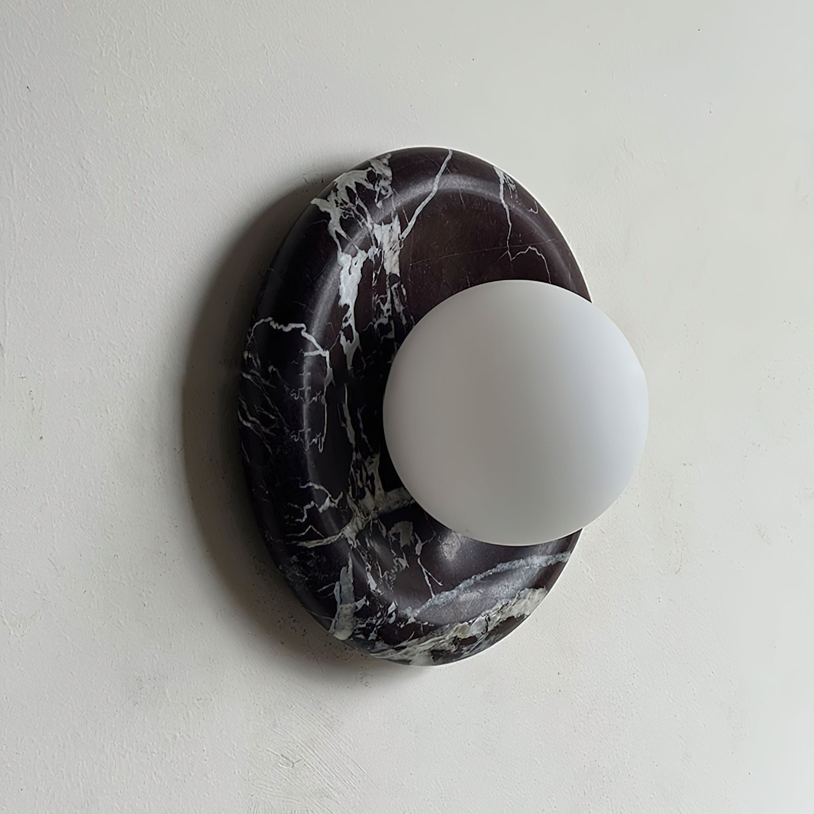 Applique tonda in marmo travertino con globo in vetro, lampada da parete per interni