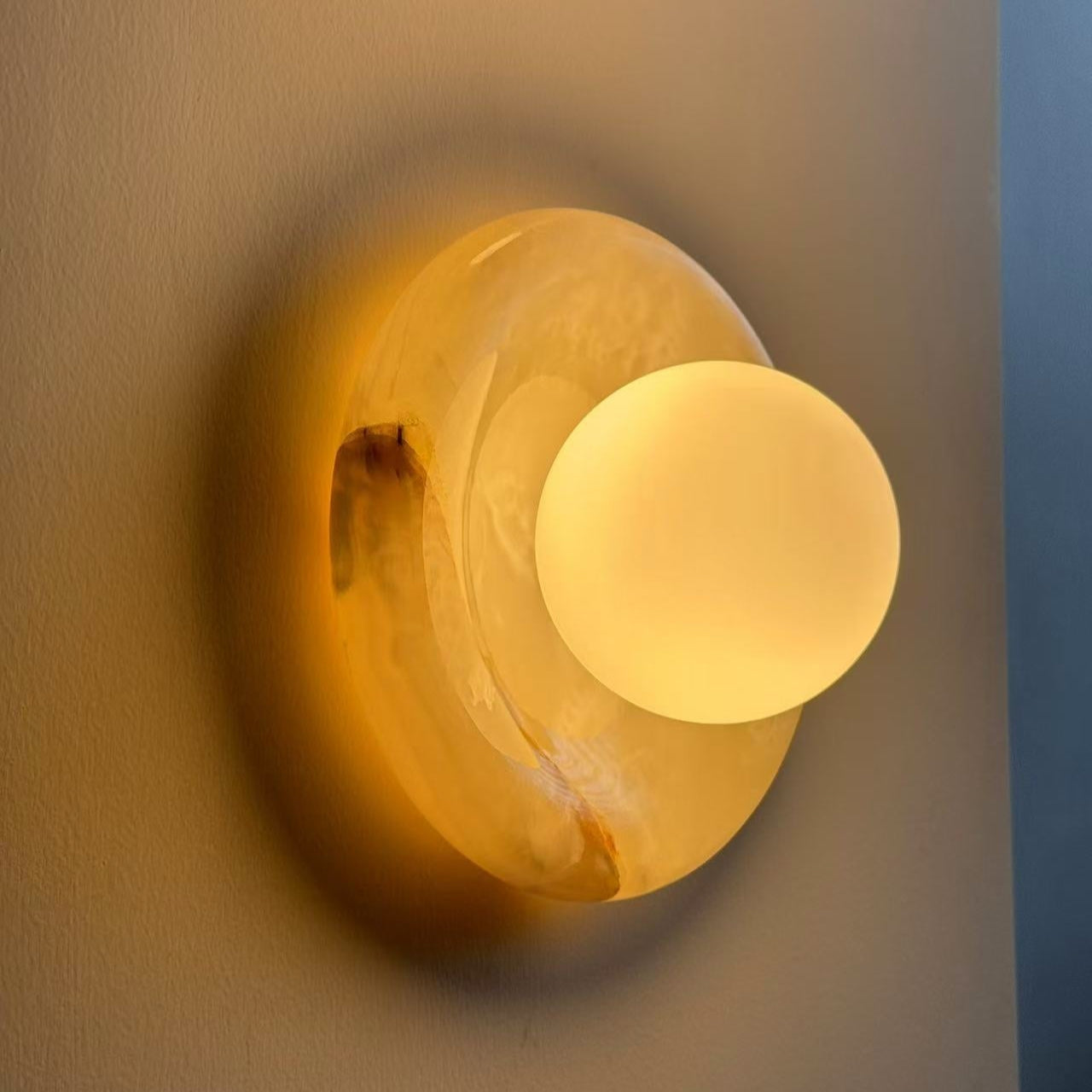 Applique tonda in marmo travertino con globo in vetro, lampada da parete per interni