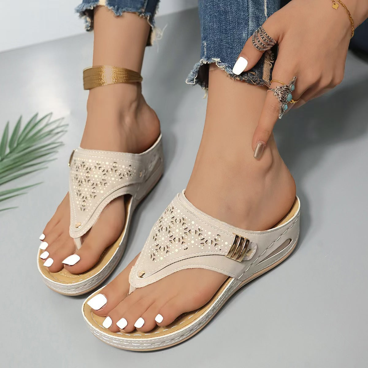 Cleofe infradito donna con zeppa bassa e traforo a fiori, foto 4