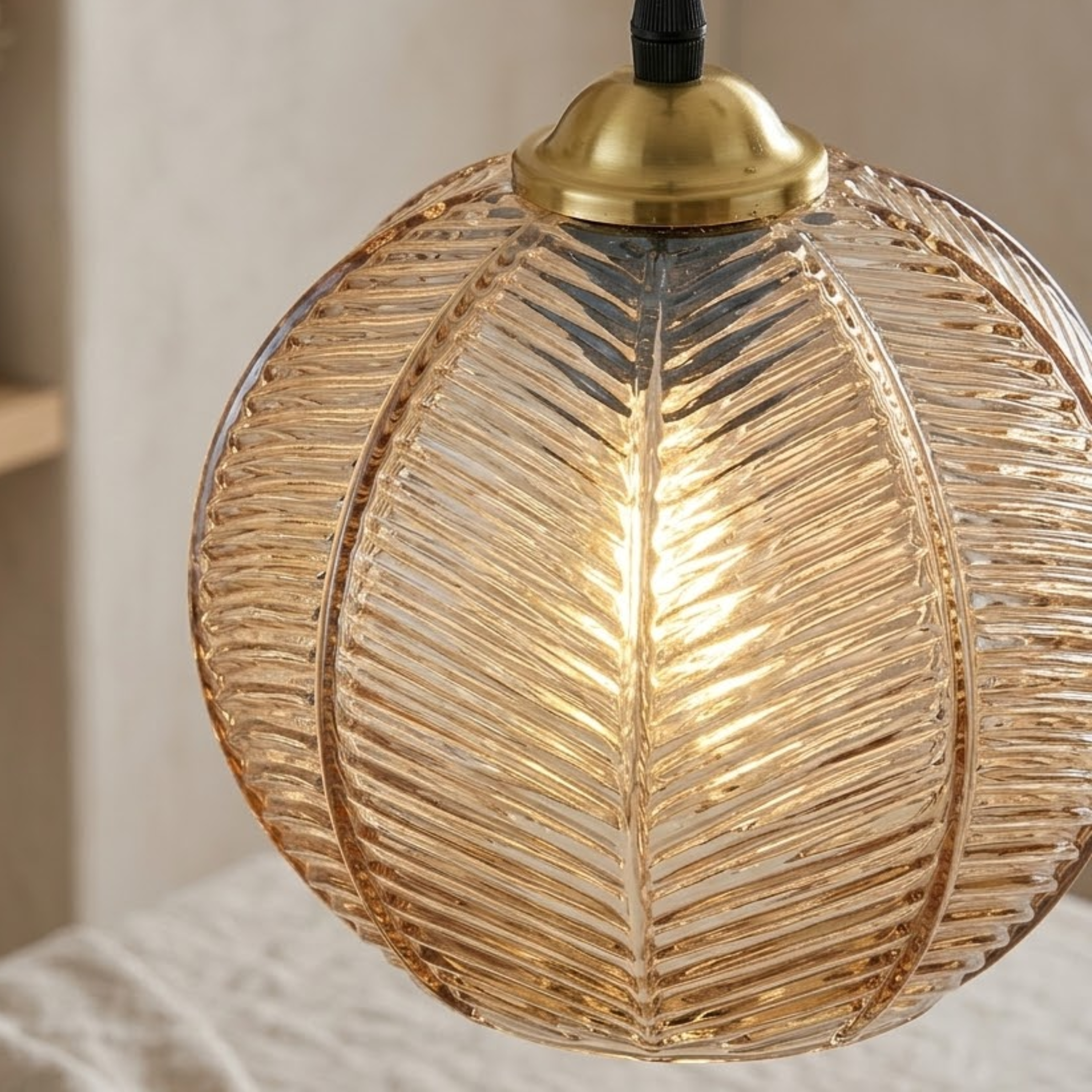 Lampada a sospensione a globo in vetro rigato colorato ambra, verde o grigio fumo