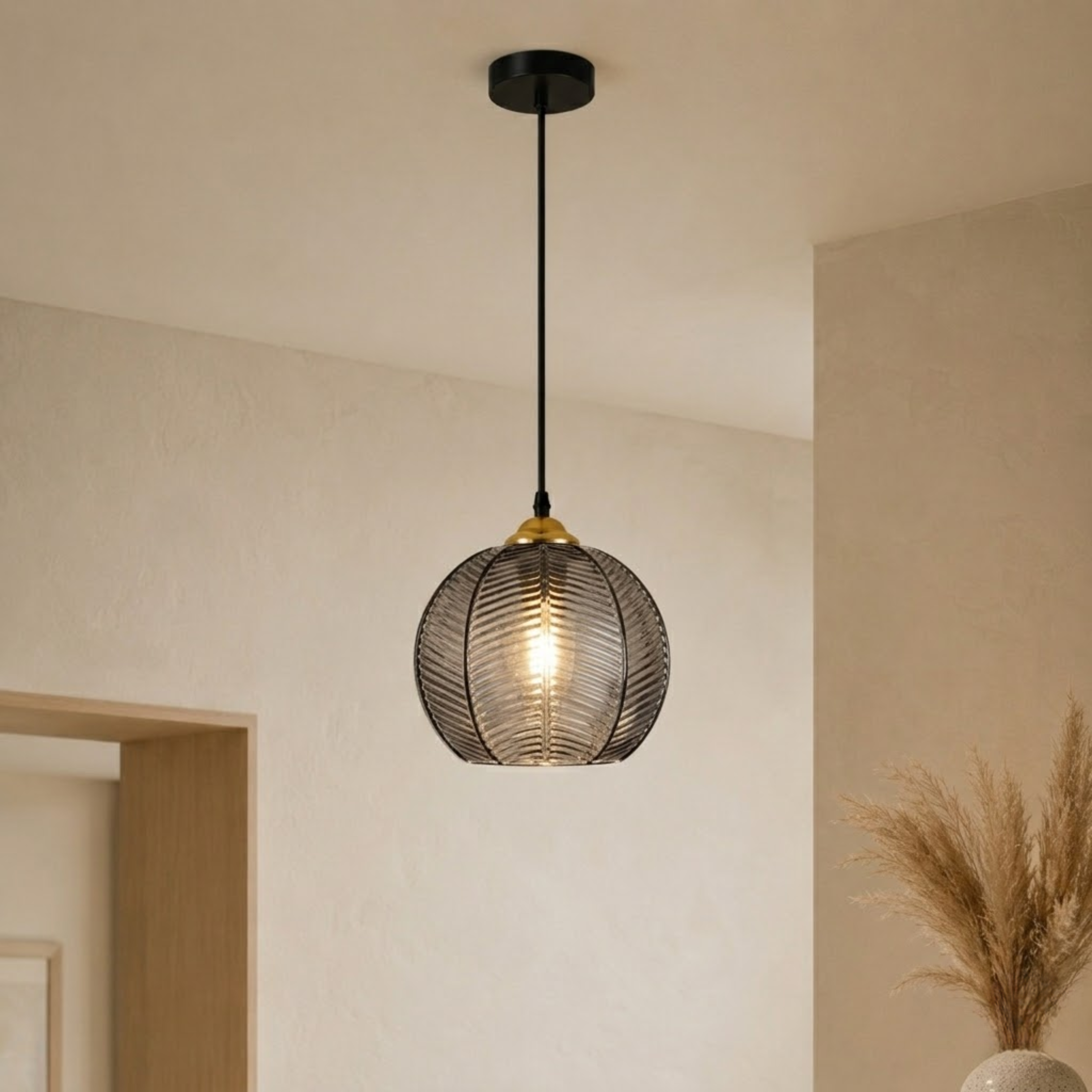 Lampada a sospensione a globo in vetro rigato colorato ambra, verde o grigio fumo