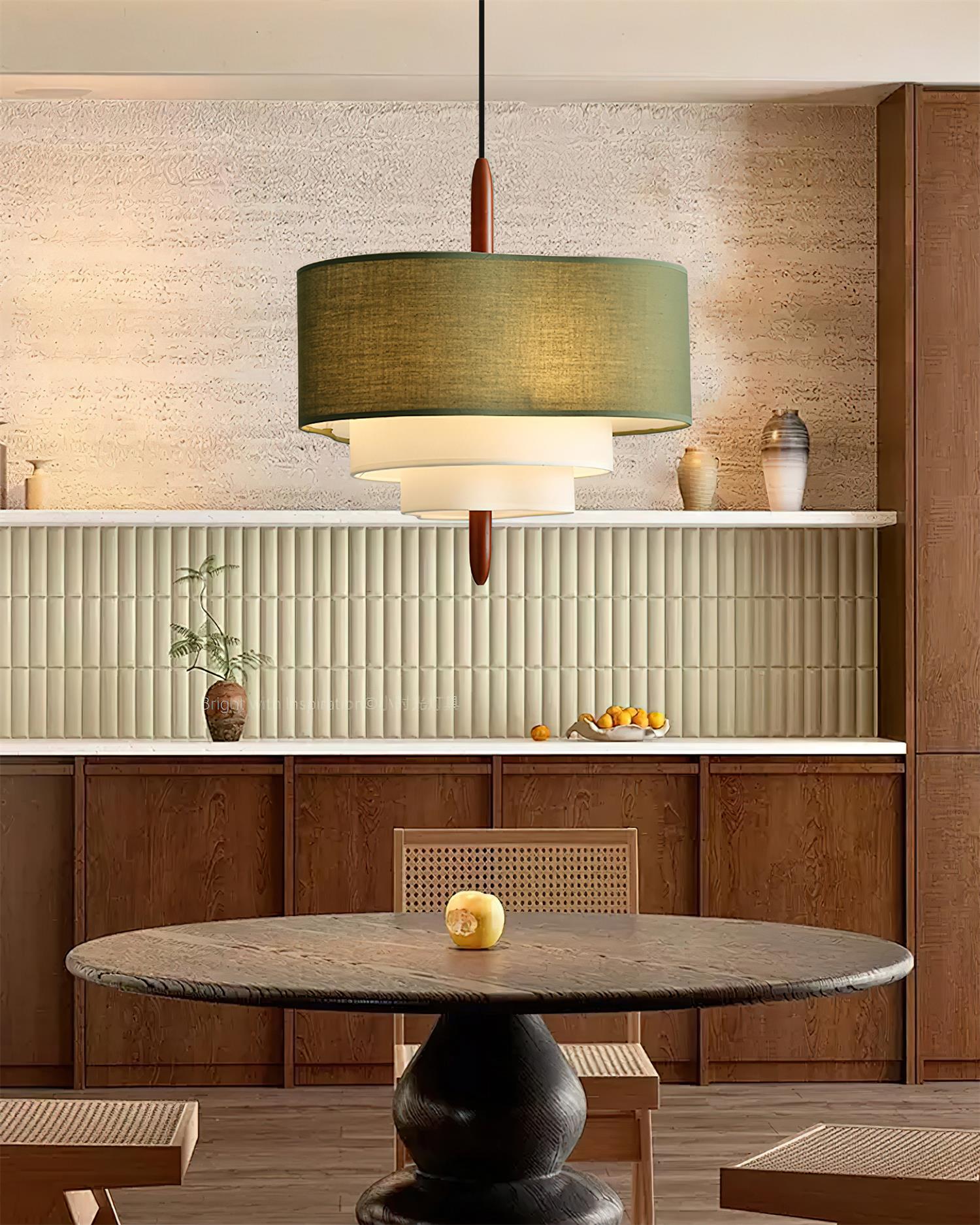 Lampada a sospensione a tamburo in tessuto verde con dettagli in legno, stile scandinavo