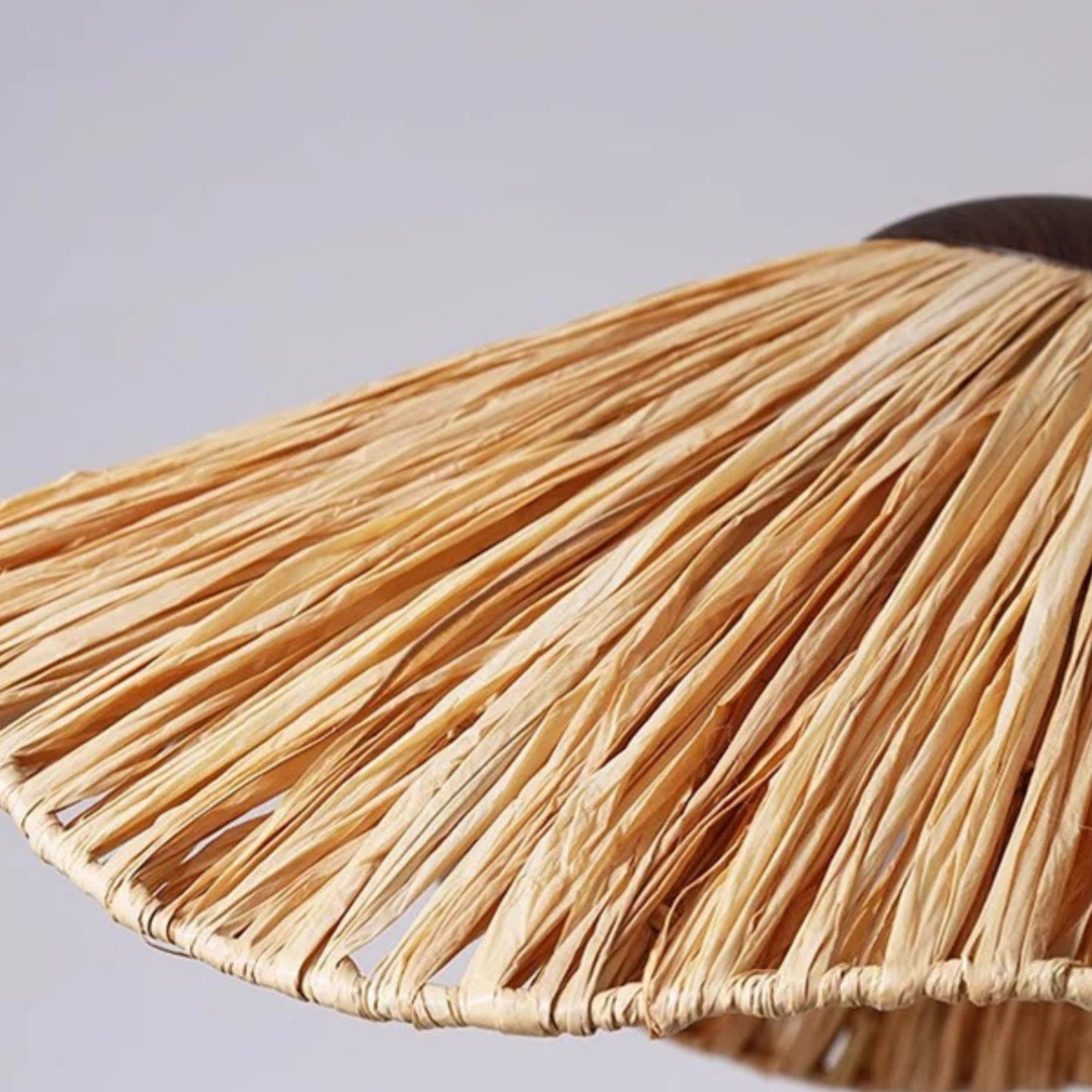 Lampada a sospensione boho in erba intrecciata naturale a forma di cappello di paglia