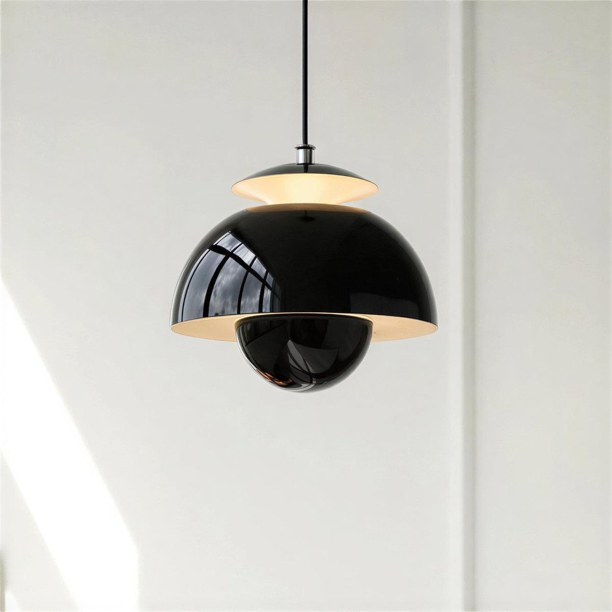 Lampada a sospensione in metallo con design ispirato al bocciolo