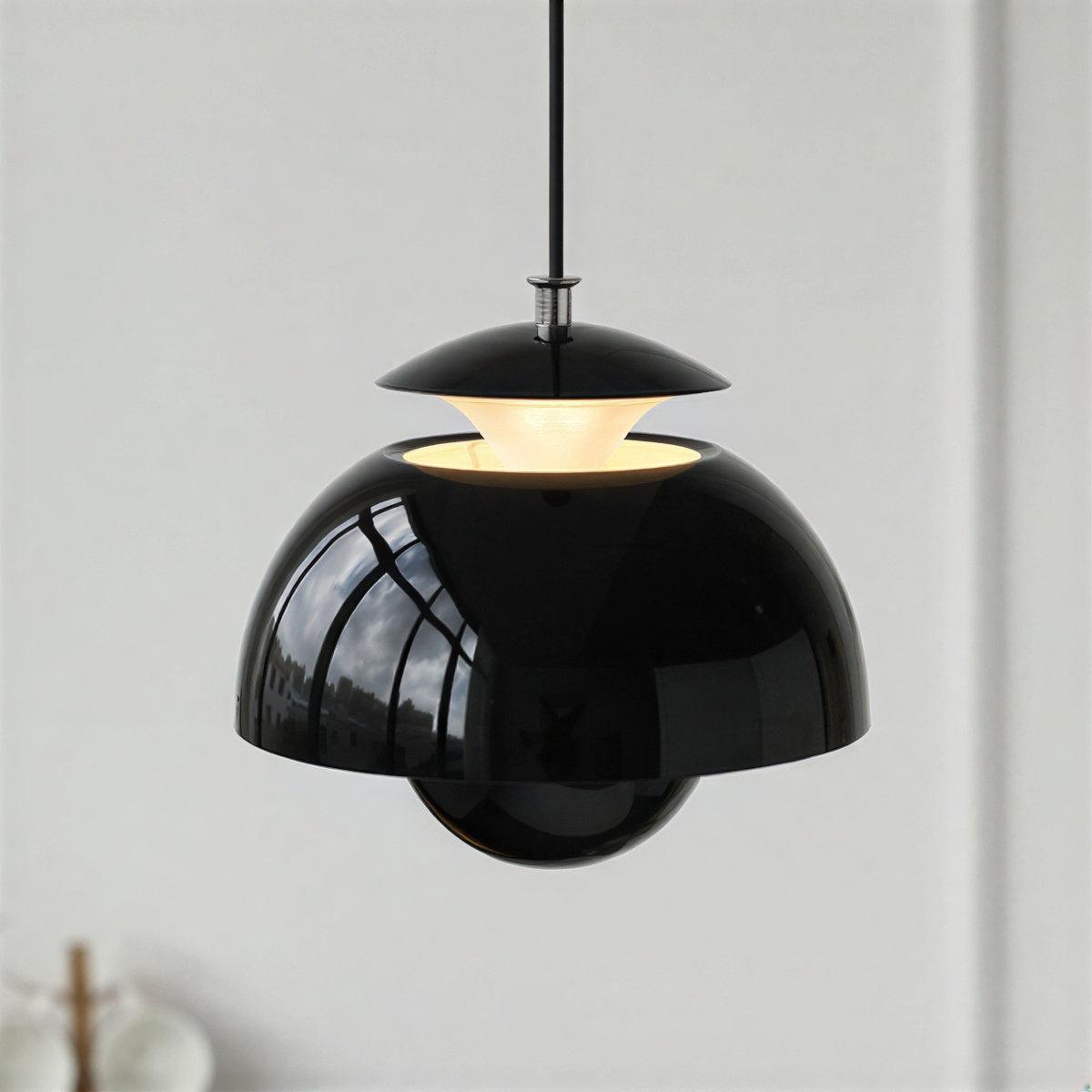 Lampada a sospensione in metallo con design ispirato al bocciolo
