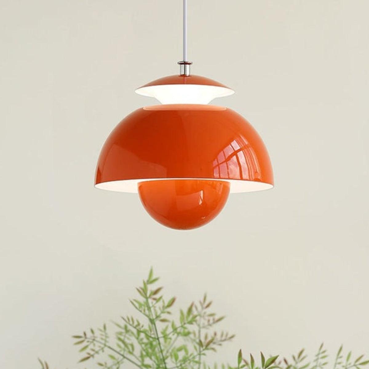 Lampada a sospensione in metallo con design ispirato al bocciolo