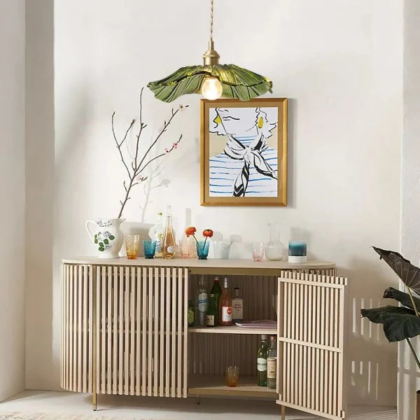 Lampada a sospensione in vetro a petali di fiore con paralume smerlato, ottone e vetro rosa vintage