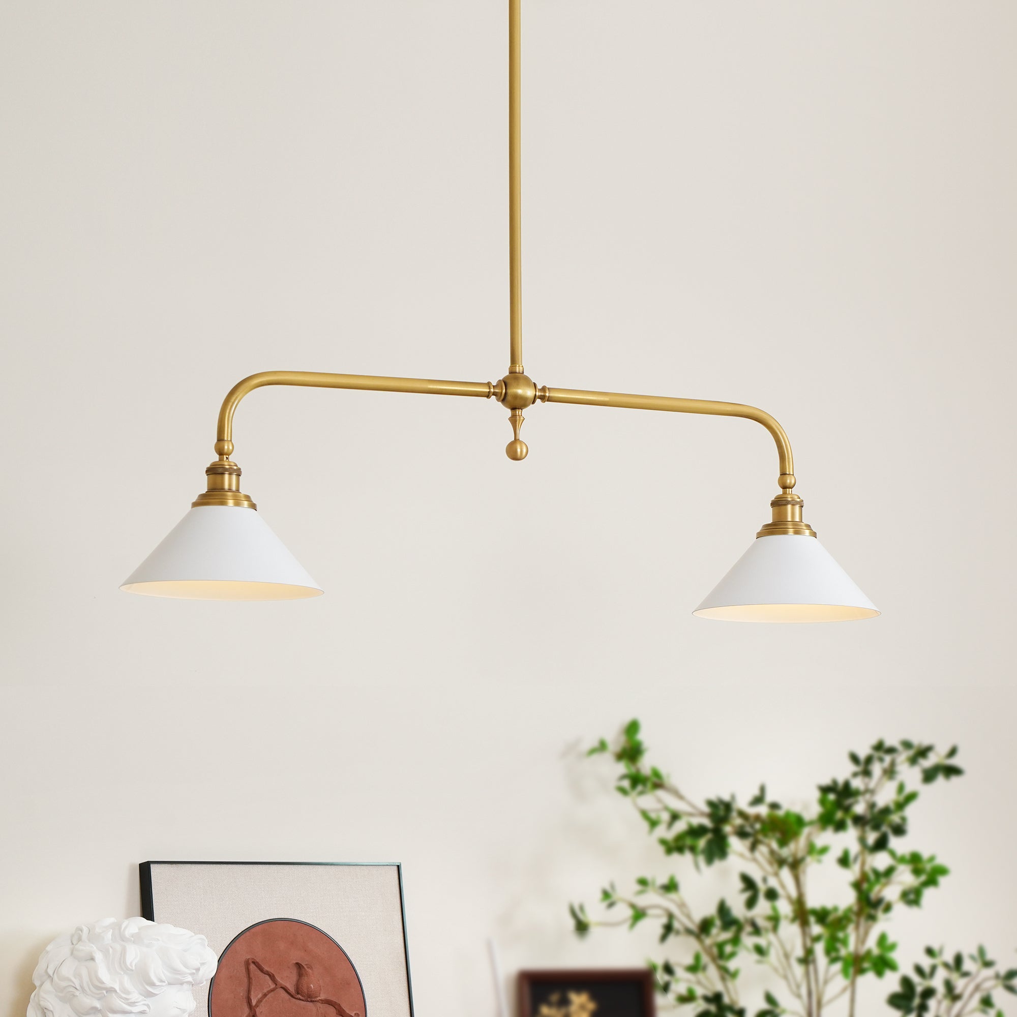 Lampada a sospensione lineare in metallo a due luci con paralumi conici bianchi mid century per isola cucina