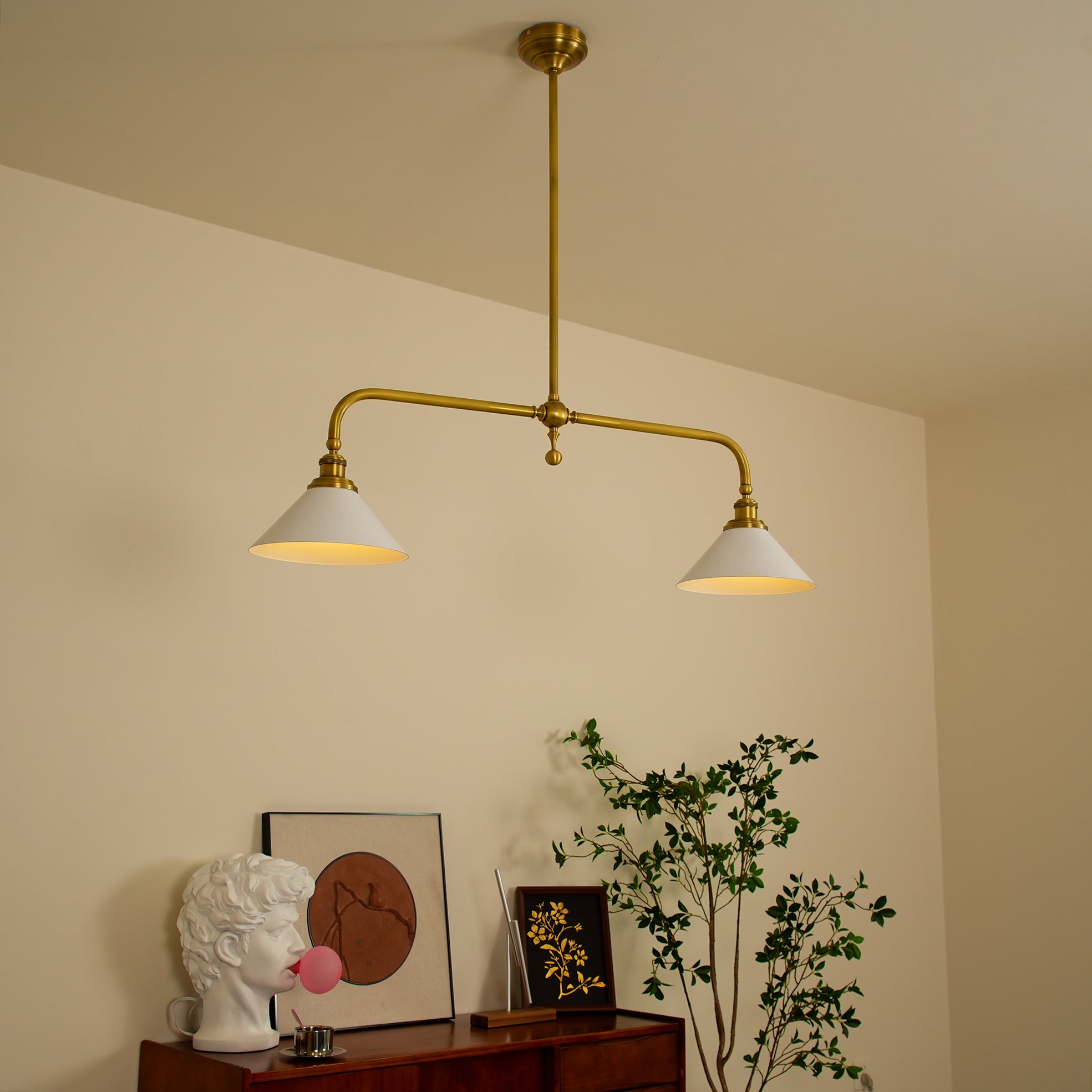 Lampada a sospensione lineare in metallo a due luci con paralumi conici bianchi mid century per isola cucina