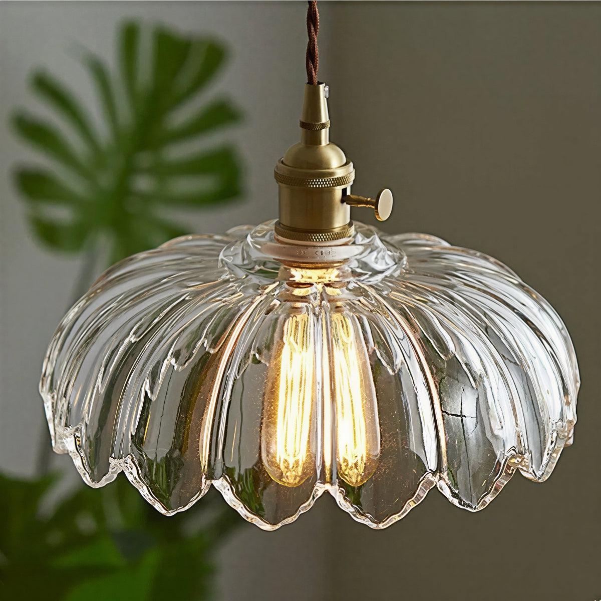 Lampada a sospensione vintage in vetro con paralume floreale e luce soffusa