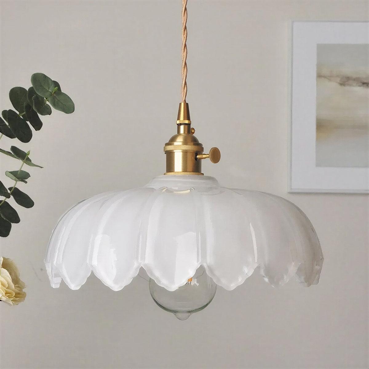 Lampada a sospensione vintage in vetro con paralume floreale e luce soffusa