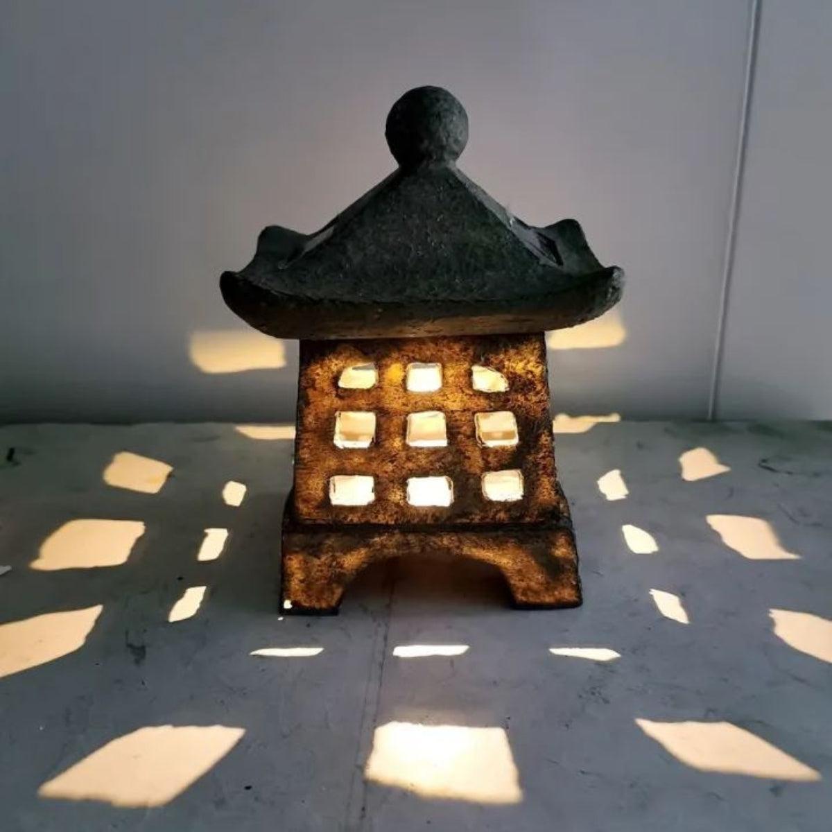 Lampada da giardino solare decorativa con design a pagoda