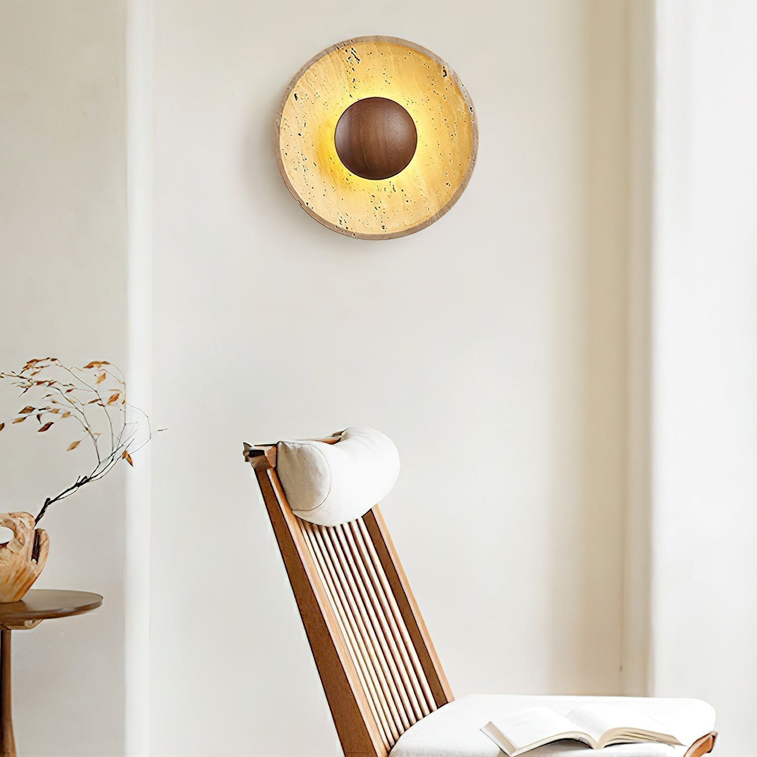 Lampada da parete a disco in travertino con sfera in legno, applique moderna
