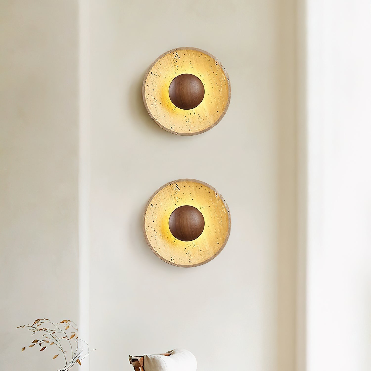 Lampada da parete a disco in travertino con sfera in legno, applique moderna