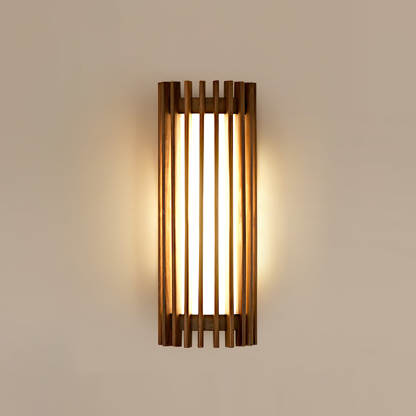 Lampada da parete cilindrica in legno di noce a doghe