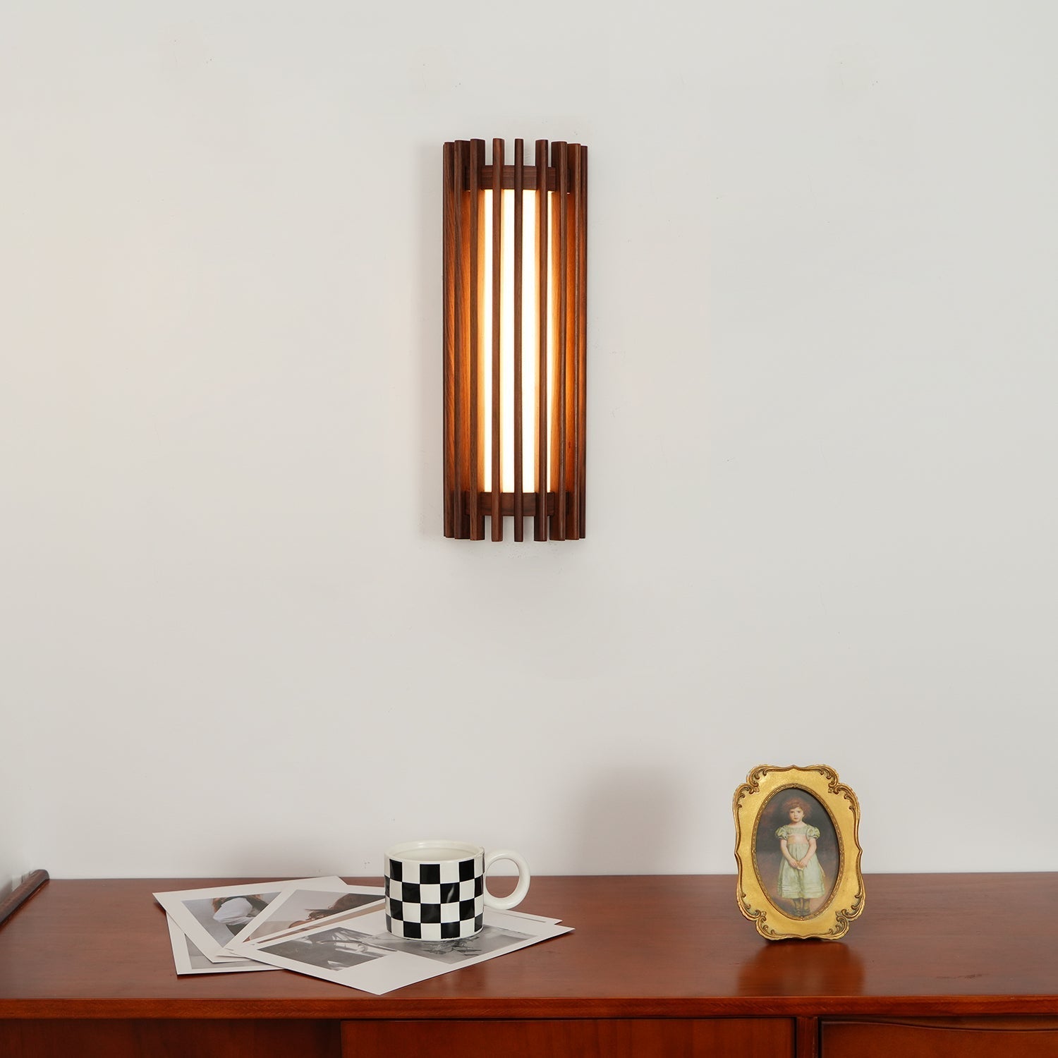 Lampada da parete cilindrica in legno di noce a doghe