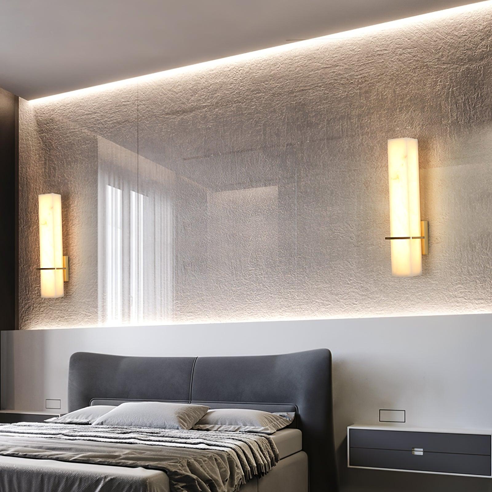 Lampada da parete in alabastro bianco e metallo, applique moderna cuboide