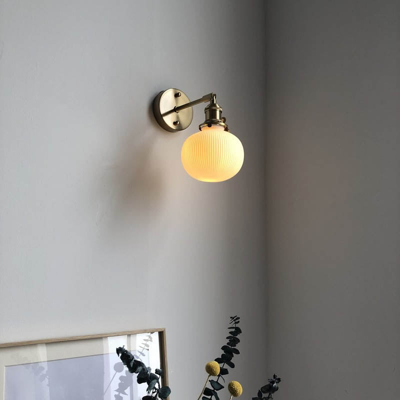 Lampada da parete in rame con paralume rigato sospeso japandi per comodino