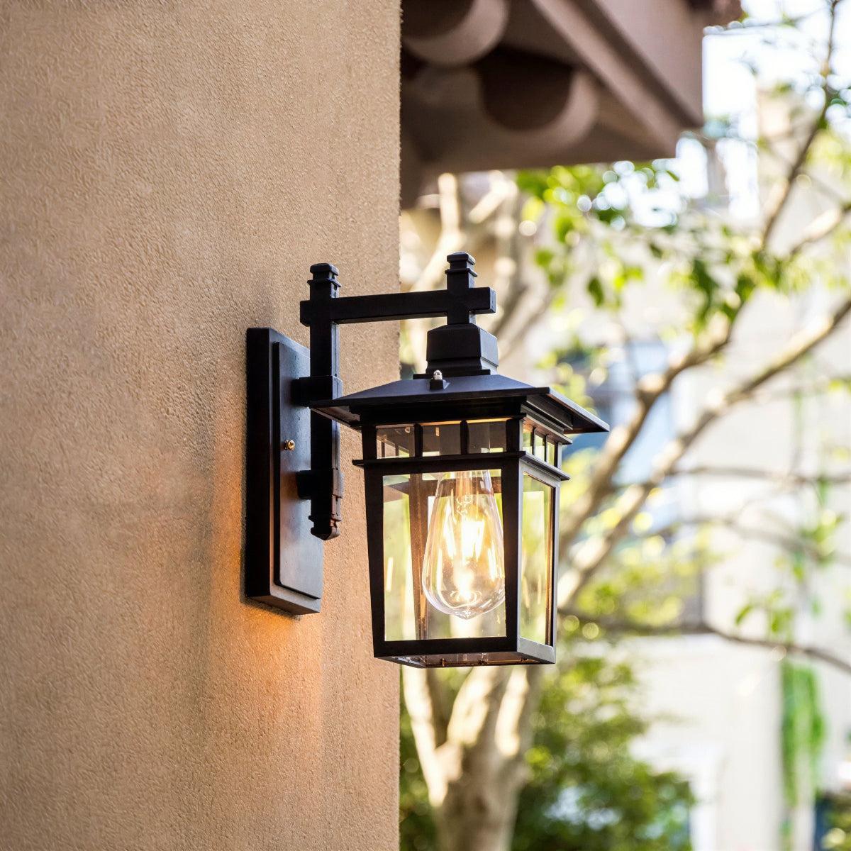 Lampada da parete per esterni a lanterna in metallo nero per portico e facciata