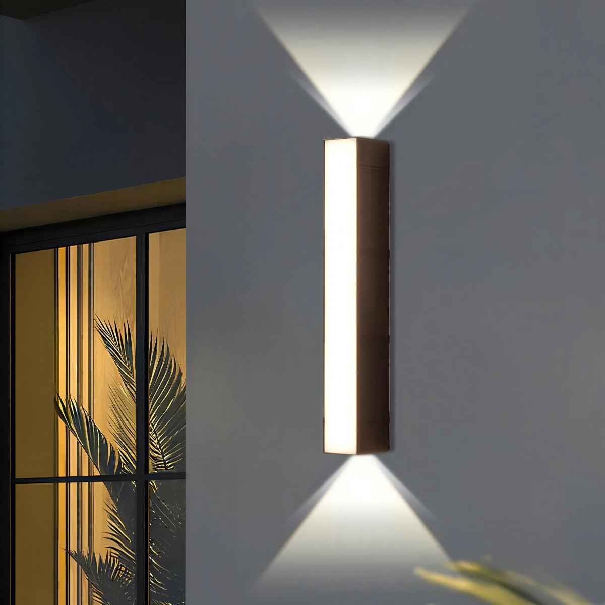 Lampada da parete per esterni con luce up down ad ampio fascio