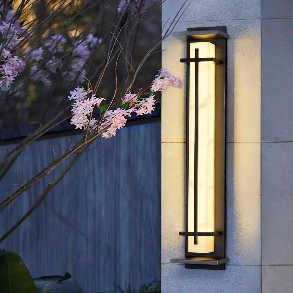 Lampada da parete per esterni in alabastro con design a gabbia verticale