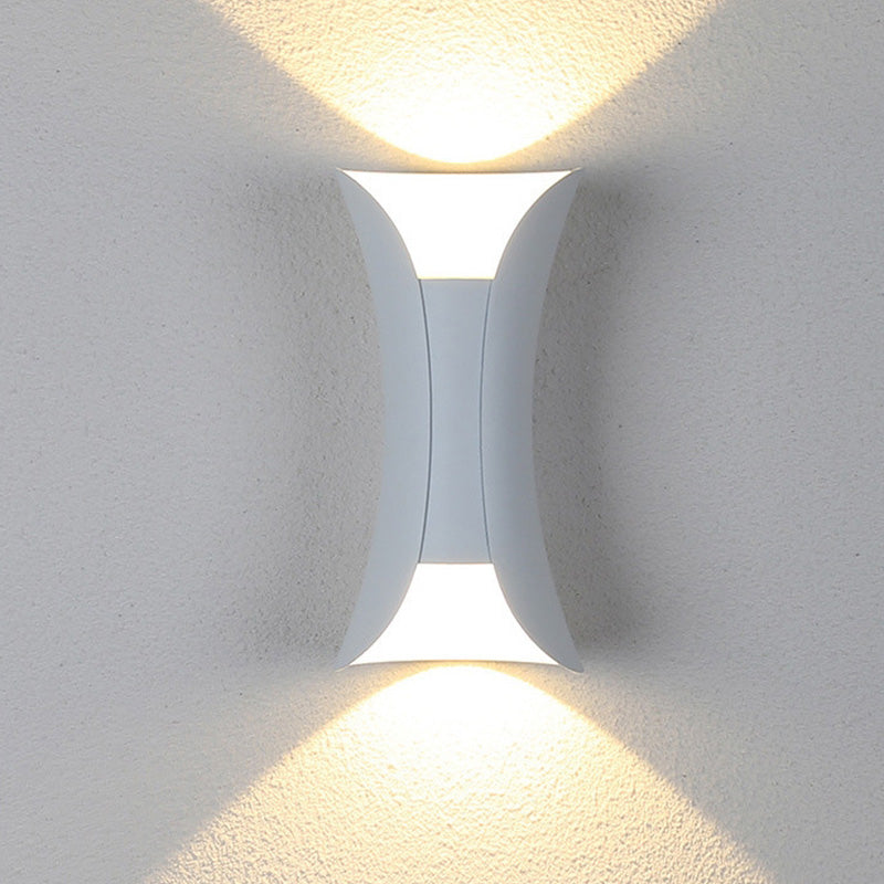 Lampada da parete per esterni LED curva nera e oro con luce verso l'alto e verso il basso