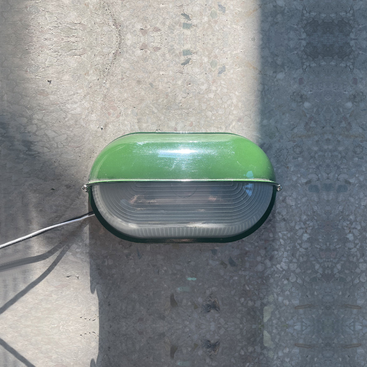 Lampada da parete per esterni ovale in vetro rigato nera, stile industriale navale