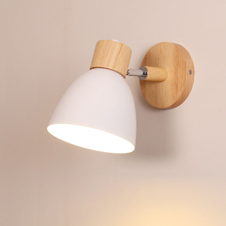 Lampada da parete regolabile nordica in legno e metallo con paralume a cono