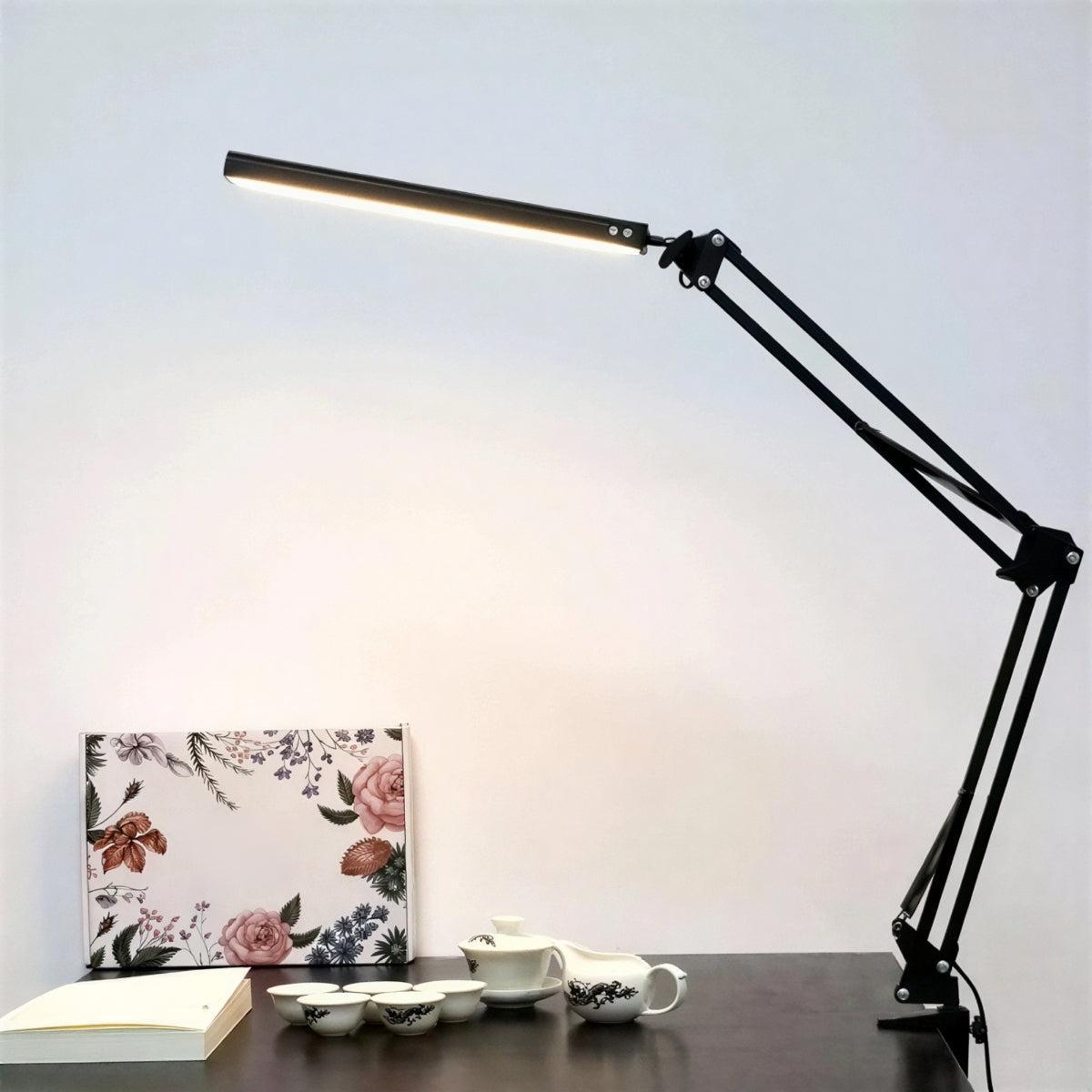 Lampada da scrivania LED dimmerabile con braccio snodabile e morsetto