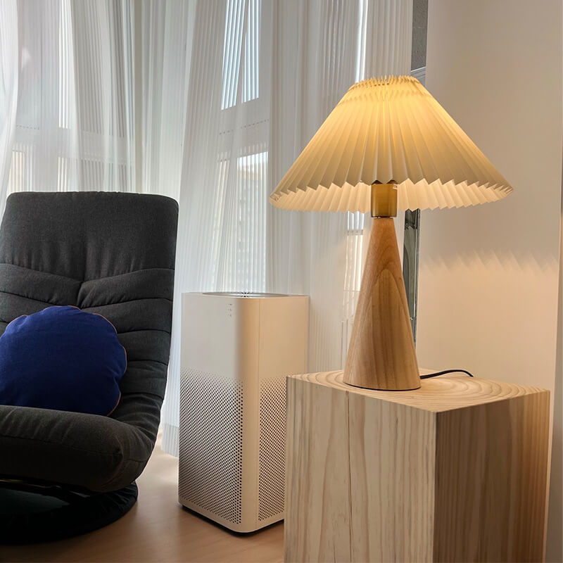 Lampada da tavolo japandi in legno con paralume plissettato in tessuto