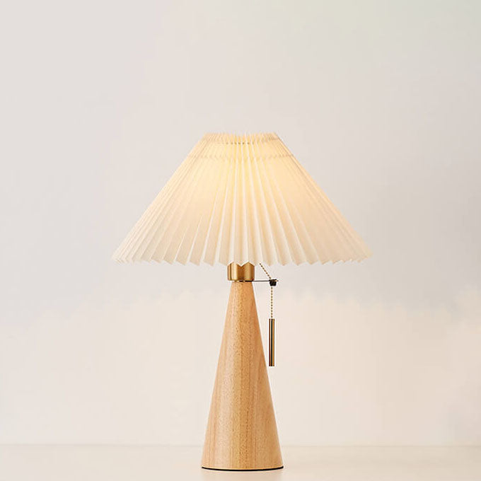 Lampada da tavolo japandi in legno con paralume plissettato in tessuto