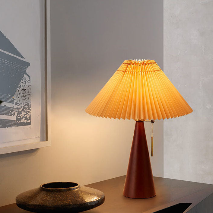 Lampada da tavolo japandi in legno con paralume plissettato in tessuto