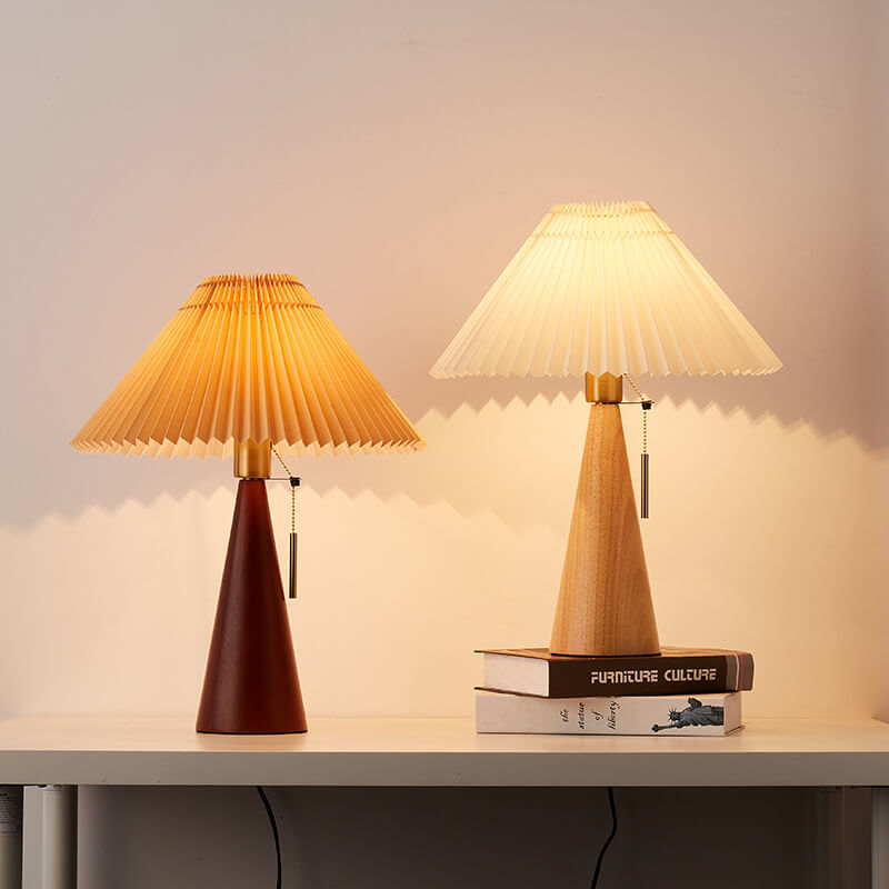 Lampada da tavolo japandi in legno con paralume plissettato in tessuto