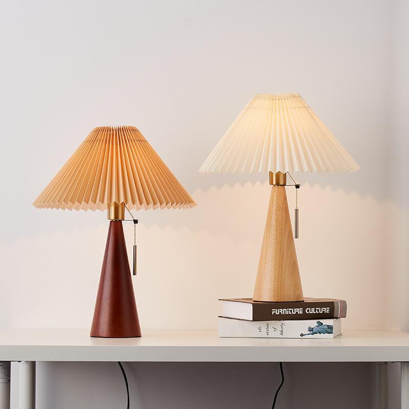 Lampada da tavolo japandi in legno con paralume plissettato in tessuto