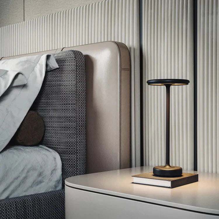Lampada da tavolo LED senza fili ricaricabile in metallo oro con USB per comodino