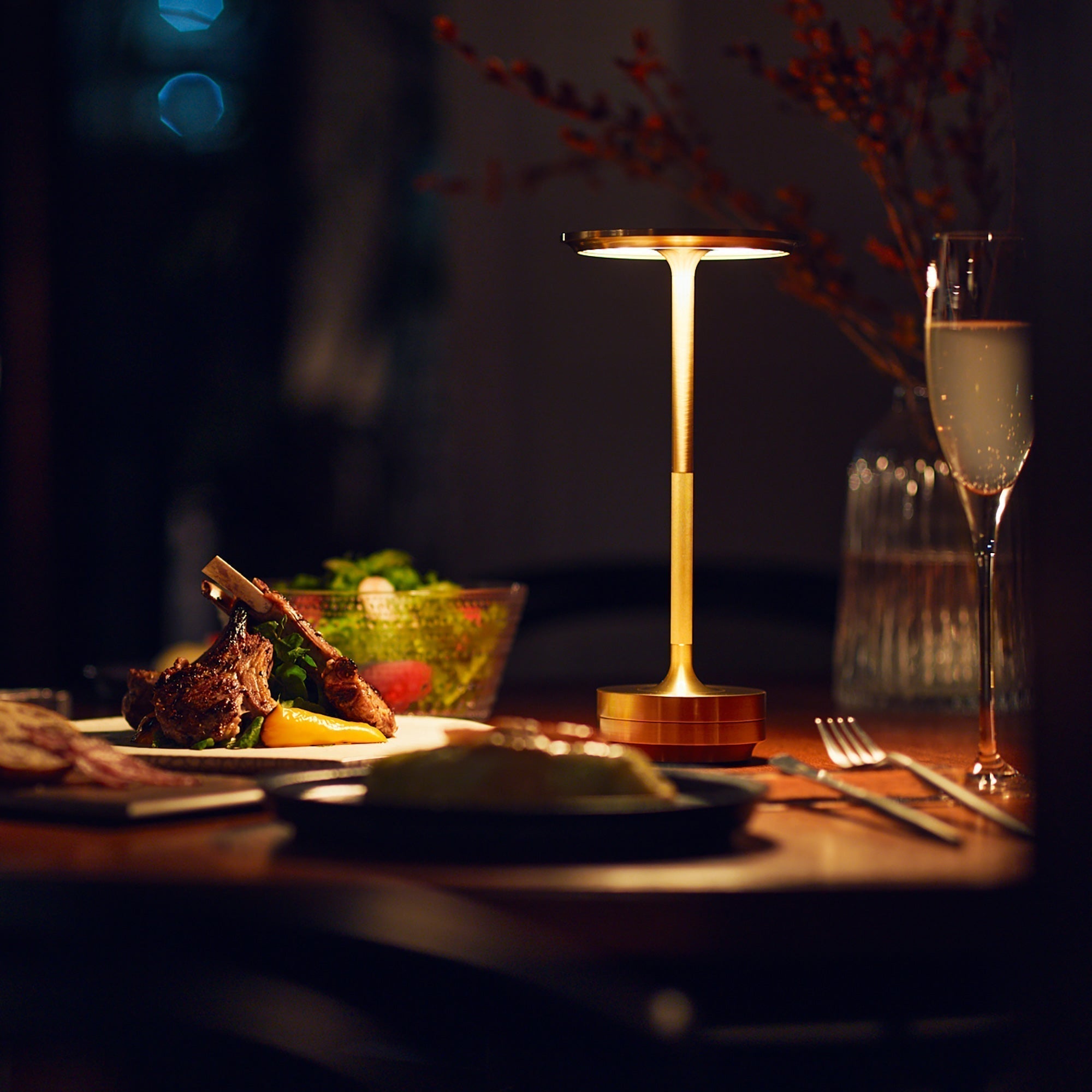 Lampada da tavolo LED senza fili ricaricabile in metallo oro con USB per comodino