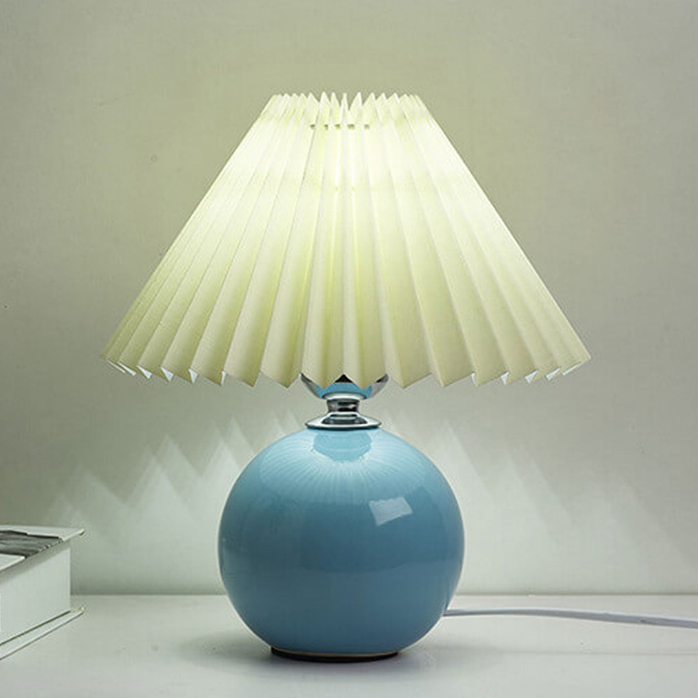 Lampada da tavolo nordica con base sferica in ceramica e paralume plissettato smerlato