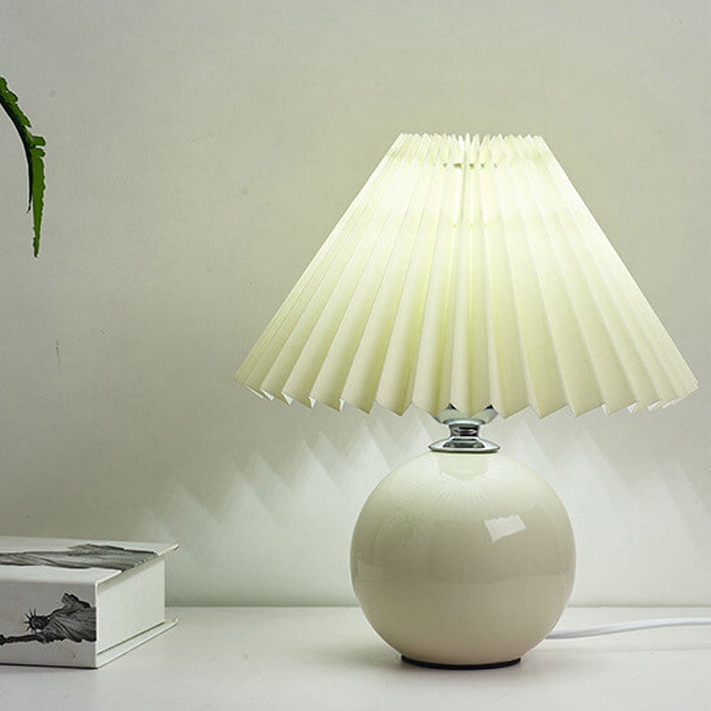Lampada da tavolo nordica con base sferica in ceramica e paralume plissettato smerlato