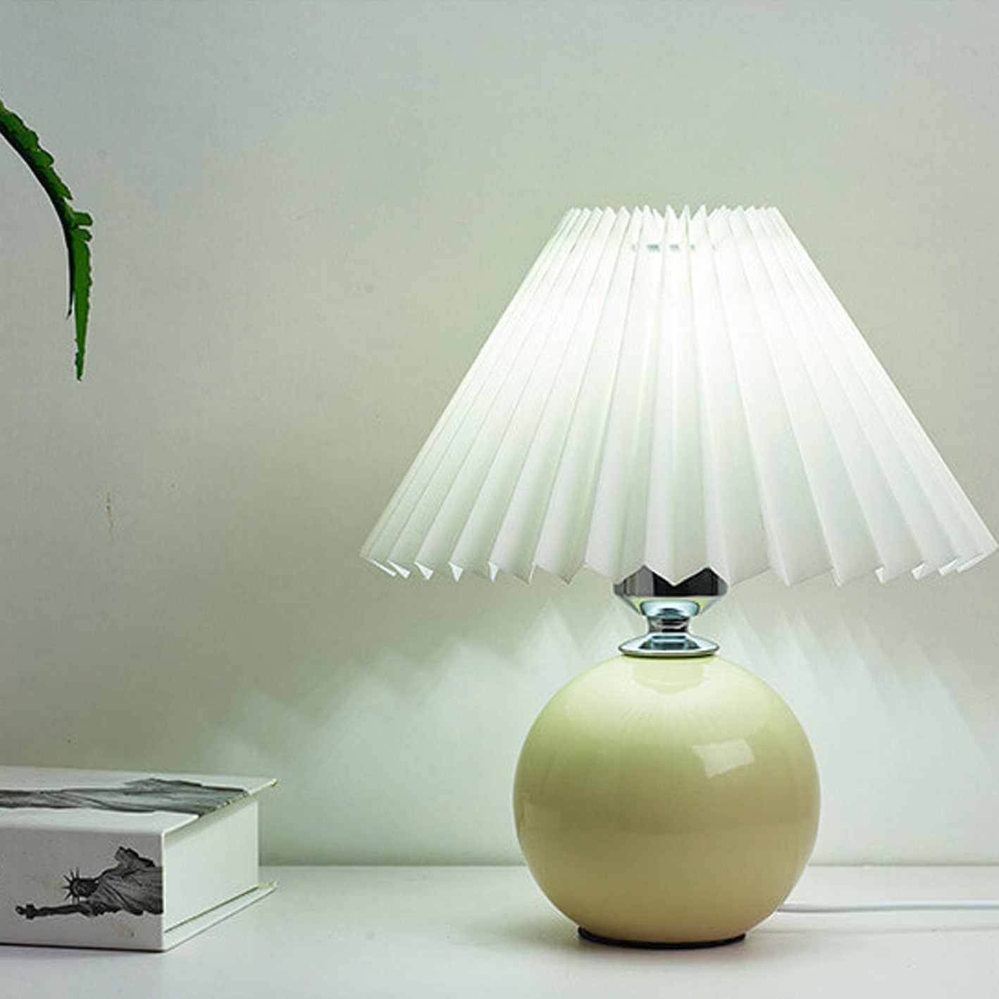 Lampada da tavolo nordica con base sferica in ceramica e paralume plissettato smerlato