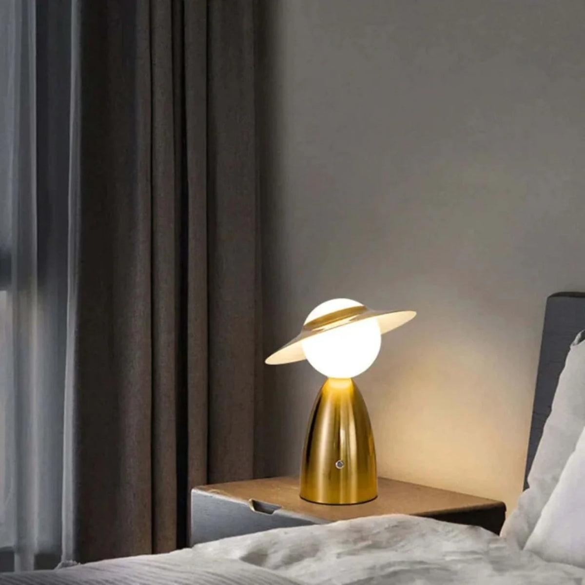 Lampada da tavolo regolabile con controllo touch, ricarica wireless e design a figura con cappello