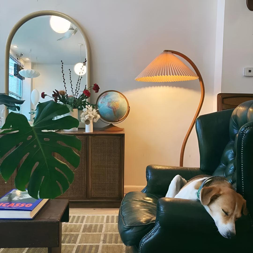 Lampada da terra ad arco con paralume plissettato dal design moderno