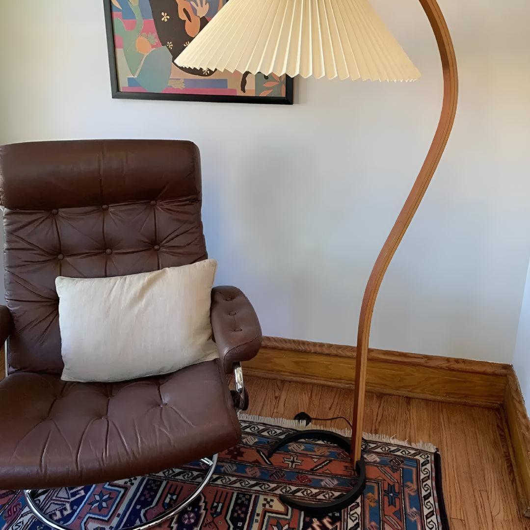 Lampada da terra ad arco con paralume plissettato dal design moderno