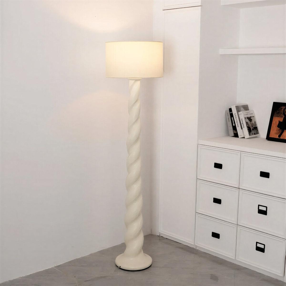 Lampada da terra con base a spirale intrecciata e paralume a tamburo